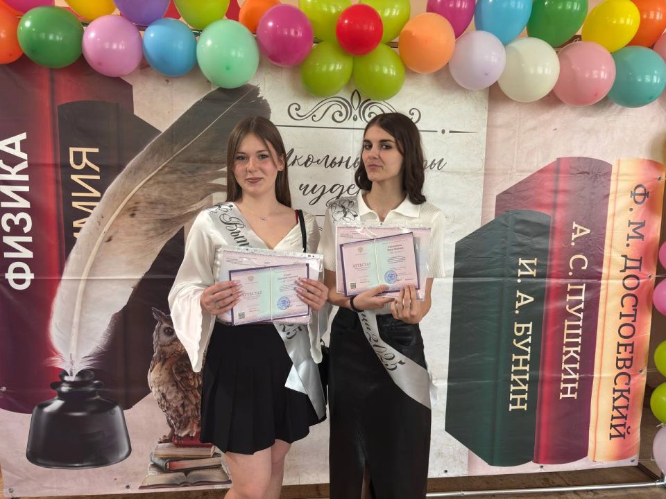 В Алчевских школах чествуют выпускников 9-х классов В Алчевских школах чествуют выпускников 9-х классов