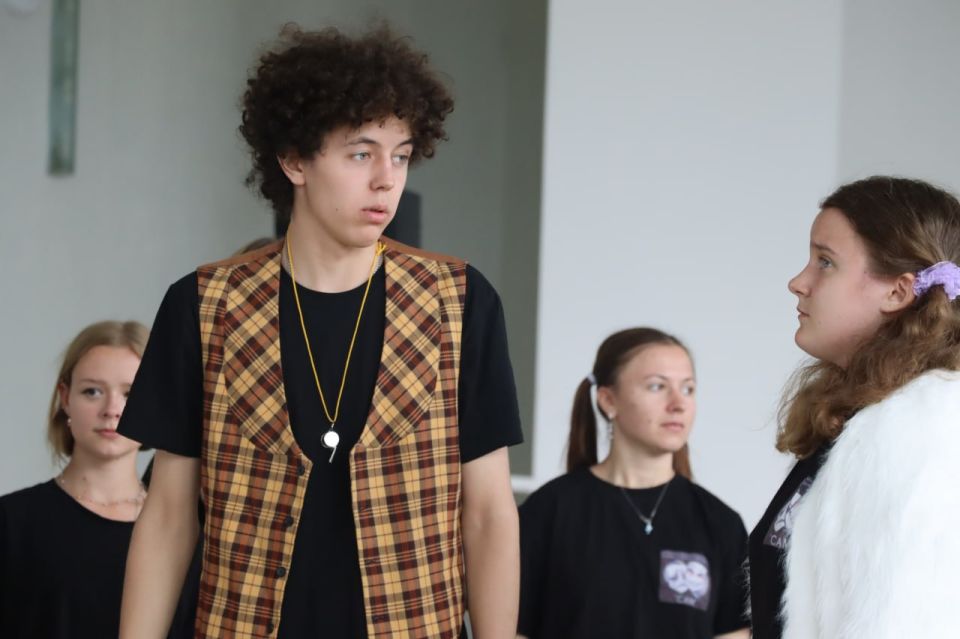 В городском Дворце культуры юные актеры театральной студии представили театральный эскиз «Полетели» по сказкам Сергея Козлова В городском Дворце культуры юные актеры театральной студии представили театральный эскиз «Полетели» по сказкам Сергея Козлова