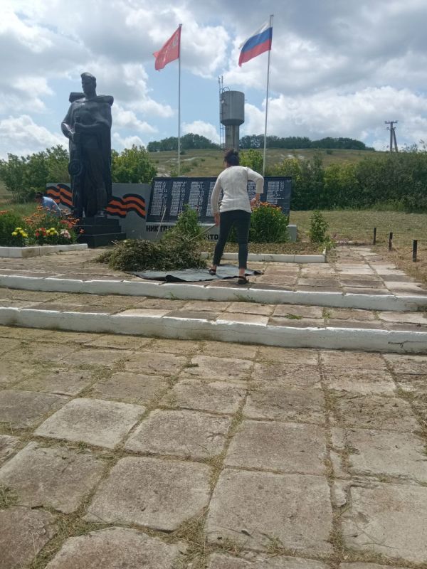 Сотрудники Лысогоровского СК навели порядок у памятника Неизвестному солдату! Сотрудники Лысогоровского СК навели порядок у памятника Неизвестному солдату!