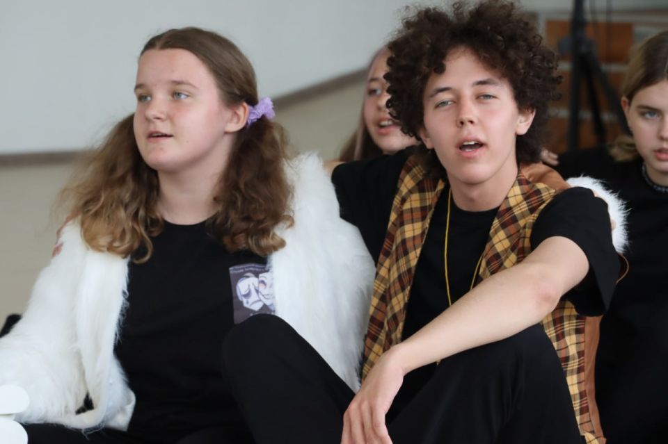 В городском Дворце культуры юные актеры театральной студии представили театральный эскиз «Полетели» по сказкам Сергея Козлова В городском Дворце культуры юные актеры театральной студии представили театральный эскиз «Полетели» по сказкам Сергея Козлова