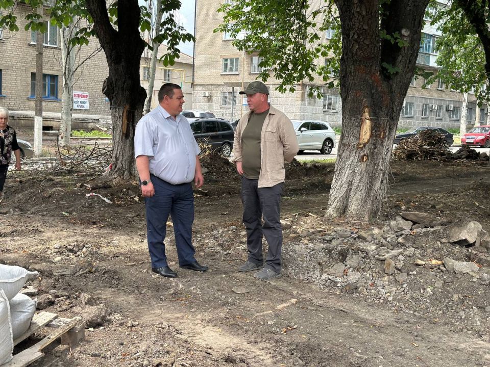 Андрей Рубанцов: В Ровеньках продолжается реализация проекта «Благоустройство аллеи города Ровеньки, улицы Ленина, от памятника «Молодежная скульптура» до памятного знака «2000-летия со дня рождения Иисуса Христа» Андрей Рубанцов: В Ровеньках продолжается реализация проекта «Благоустройство аллеи города Ровеньки, улицы Ленина, от памятника «Молодежная скульптура» до памятного знака «2000-летия со дня рождения Иисуса Христа»