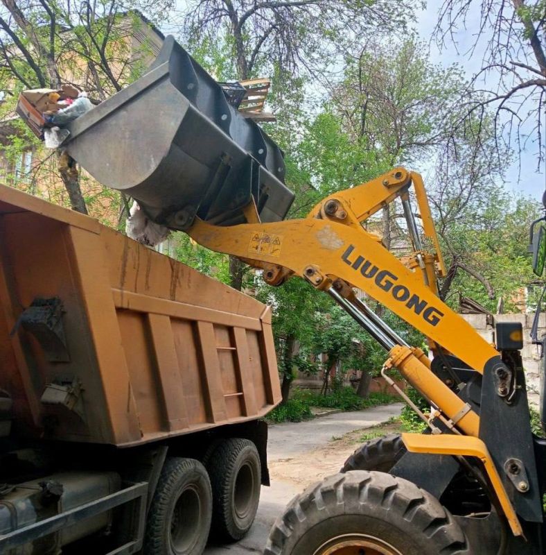 Коммунальные службы проводят работы на территории города Коммунальные службы проводят работы на территории города