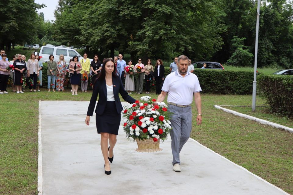 В Лутугино прошла церемония возложения цветов к памятным местам, посвященная Дню памяти и скорби В Лутугино прошла церемония возложения цветов к памятным местам, посвященная Дню памяти и скорби