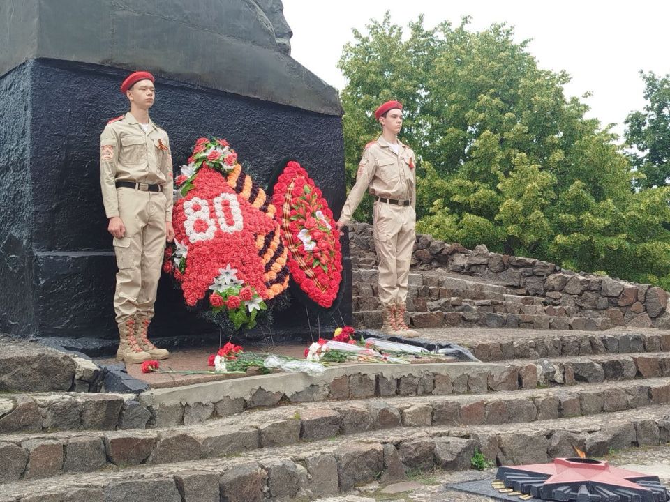 Евгений Морозов: Сегодня, в канун одной из самых трагических дат нашей истории — Дня памяти и скорби, возложил цветы к подножию памятника Неизвестному солдату мемориала «Землякам нашим, за Родину павшим…» Евгений Морозов: Сегодня, в канун одной из самых трагических дат нашей истории — Дня памяти и скорби, возложил цветы к подножию памятника Неизвестному солдату мемориала «Землякам нашим, за Родину павшим…»