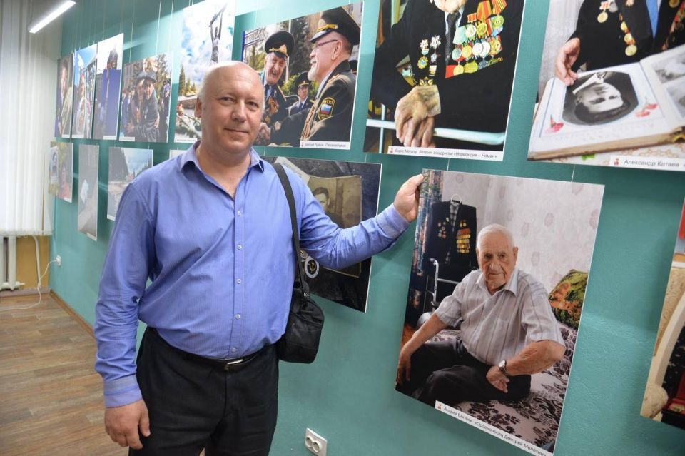 Фотовыставку «Забвению не подлежит», подготовленную с участием школьников из Стаханова, посетило уже около 1800 человек Фотовыставку «Забвению не подлежит», подготовленную с участием школьников из Стаханова, посетило уже около 1800 человек