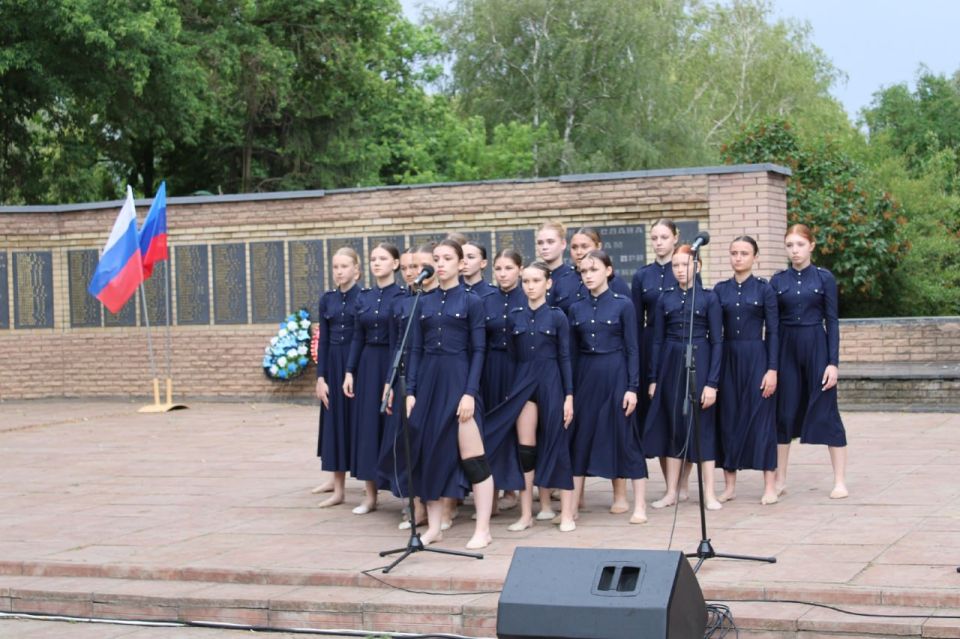 Луганская Народная Республика приняла патриотическую эстафету «Венок Славы» Луганская Народная Республика приняла патриотическую эстафету «Венок Славы»