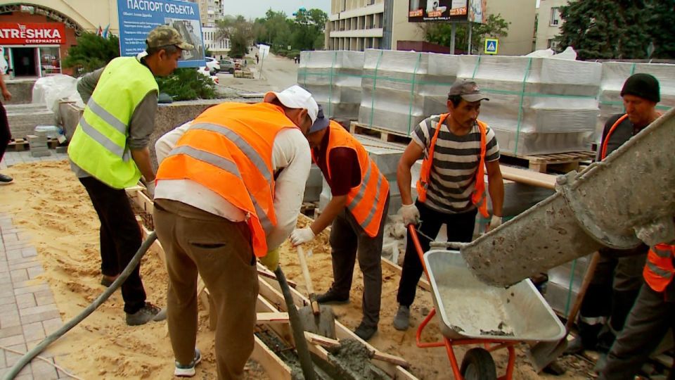 Тюменские строители приступили к заливке бетонным раствором ступеней, которые ведут к памятнику Ленину Тюменские строители приступили к заливке бетонным раствором ступеней, которые ведут к памятнику Ленину