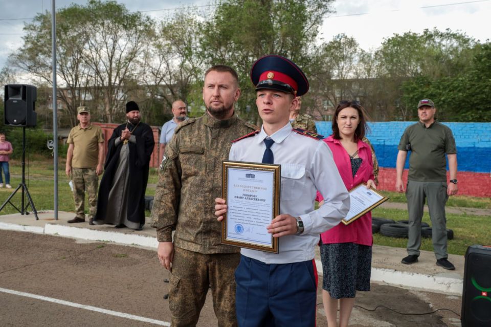 Денис Мирошниченко поблагодарил луганских кадетов за помощь в проведении торжественных мероприятий Денис Мирошниченко поблагодарил луганских кадетов за помощь в проведении торжественных мероприятий