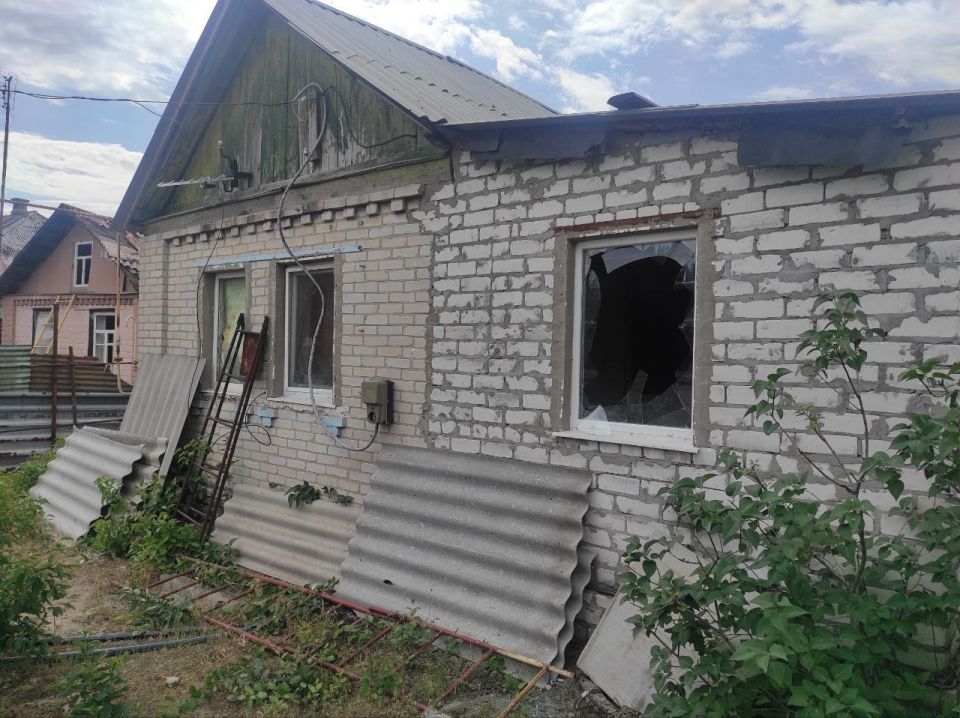 Боевики ВФУ обстреляли поселок Воеводовка под Северодонецком Боевики ВФУ обстреляли поселок Воеводовка под Северодонецком