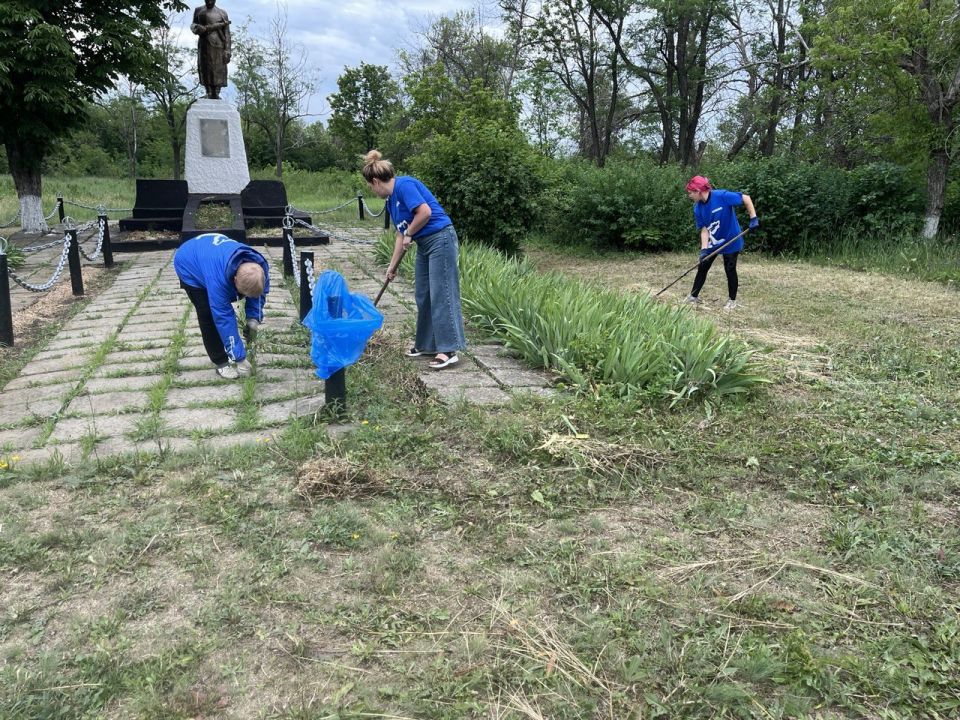 В ПГТ СОФИЕВСКИЙ ПРОДОЛЖАЮТСЯ РАБОТЫ ПО БЛАГОУСТРОЙСТВУ ТЕРРИТОРИИ В ПГТ СОФИЕВСКИЙ ПРОДОЛЖАЮТСЯ РАБОТЫ ПО БЛАГОУСТРОЙСТВУ ТЕРРИТОРИИ