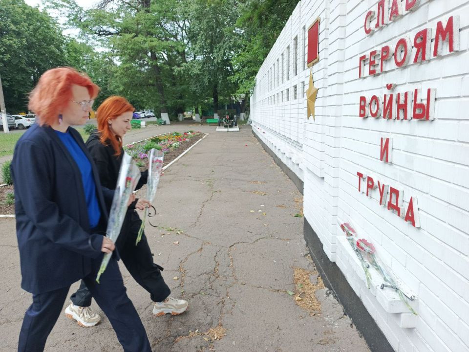 В преддверии Дня памяти и скорби сотрудники отдела молодежи и спорта совместно с Молодежным советом при Администрации города почтили память павших в Великой Отечественной войне В преддверии Дня памяти и скорби сотрудники отдела молодежи и спорта совместно с Молодежным советом при Администрации города почтили память павших в Великой Отечественной войне