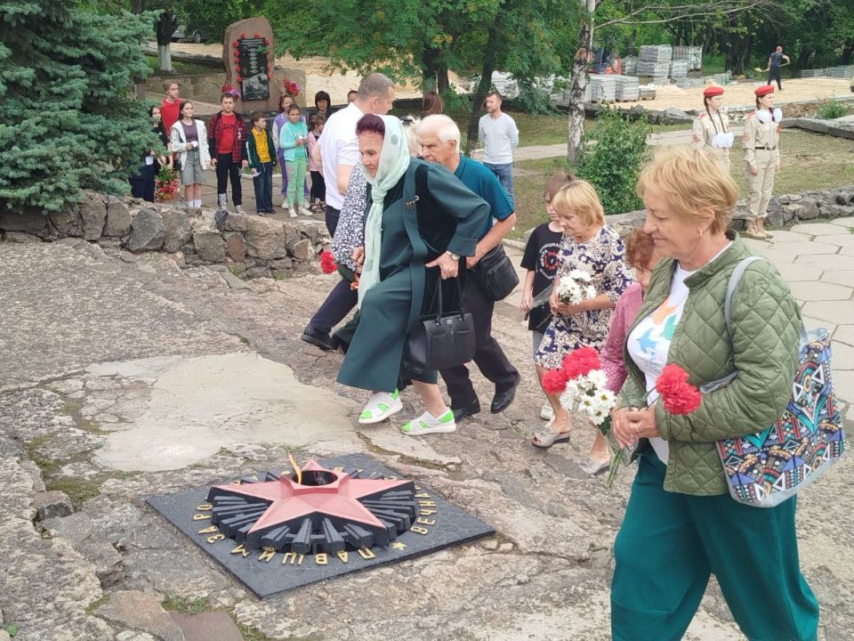 Евгений Морозов: Сегодня, в канун одной из самых трагических дат нашей истории — Дня памяти и скорби, возложил цветы к подножию памятника Неизвестному солдату мемориала «Землякам нашим, за Родину павшим…» Евгений Морозов: Сегодня, в канун одной из самых трагических дат нашей истории — Дня памяти и скорби, возложил цветы к подножию памятника Неизвестному солдату мемориала «Землякам нашим, за Родину павшим…»