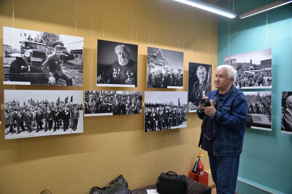 Фотовыставку «Забвению не подлежит», подготовленную с участием школьников из Стаханова, посетило уже около 1800 человек Фотовыставку «Забвению не подлежит», подготовленную с участием школьников из Стаханова, посетило уже около 1800 человек