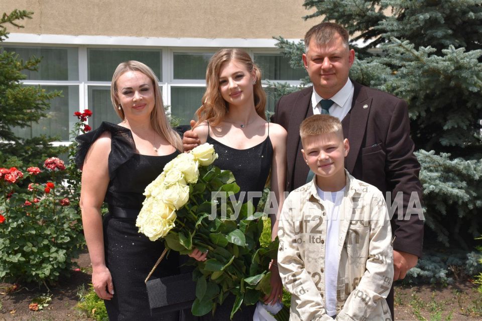 20 июня для выпускников Краснодонской городской гимназии наступил волнующий момент – вручение аттестатов 20 июня для выпускников Краснодонской городской гимназии наступил волнующий момент – вручение аттестатов