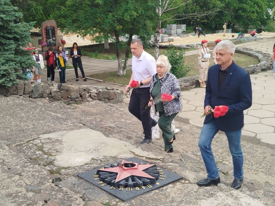 Евгений Морозов: Сегодня, в канун одной из самых трагических дат нашей истории — Дня памяти и скорби, возложил цветы к подножию памятника Неизвестному солдату мемориала «Землякам нашим, за Родину павшим…» Евгений Морозов: Сегодня, в канун одной из самых трагических дат нашей истории — Дня памяти и скорби, возложил цветы к подножию памятника Неизвестному солдату мемориала «Землякам нашим, за Родину павшим…»