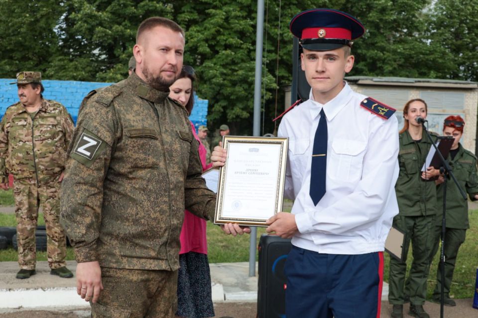 Денис Мирошниченко поблагодарил луганских кадетов за помощь в проведении торжественных мероприятий Денис Мирошниченко поблагодарил луганских кадетов за помощь в проведении торжественных мероприятий
