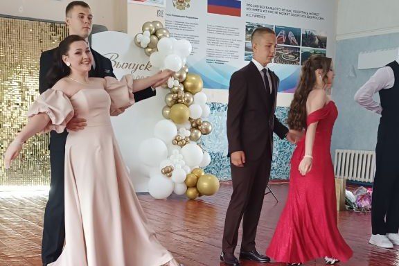 В пгт Шахтерский школа раскрасилась пышными букетами цветов, веселыми улыбками, красивыми нарядами девочек и строгими костюмами юношей В пгт Шахтерский школа раскрасилась пышными букетами цветов, веселыми улыбками, красивыми нарядами девочек и строгими костюмами юношей