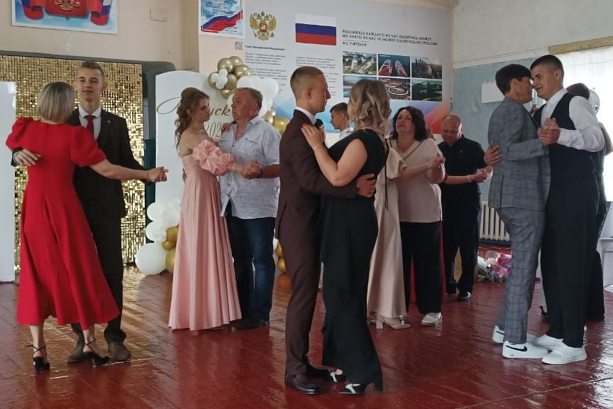 В пгт Шахтерский школа раскрасилась пышными букетами цветов, веселыми улыбками, красивыми нарядами девочек и строгими костюмами юношей В пгт Шахтерский школа раскрасилась пышными букетами цветов, веселыми улыбками, красивыми нарядами девочек и строгими костюмами юношей