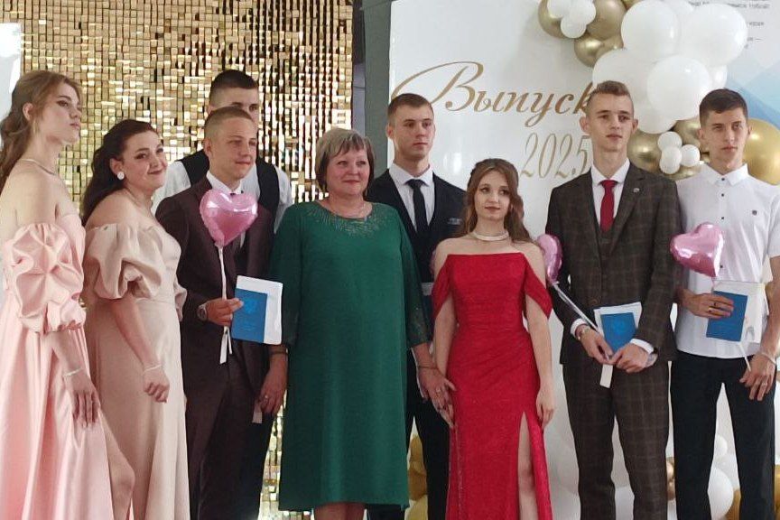 В пгт Шахтерский школа раскрасилась пышными букетами цветов, веселыми улыбками, красивыми нарядами девочек и строгими костюмами юношей В пгт Шахтерский школа раскрасилась пышными букетами цветов, веселыми улыбками, красивыми нарядами девочек и строгими костюмами юношей