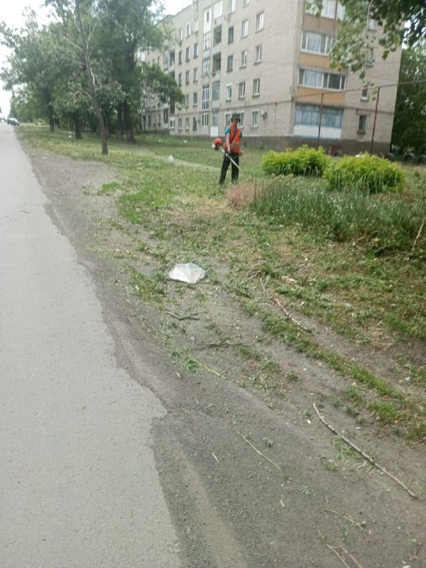 Коммунальные будни. ООО "Арнстрой" выполняет работы по ремонту подъезда многоквартирного дома № 10, ул. Ленина, пгт Коммунальные будни. ООО "Арнстрой" выполняет работы по ремонту подъезда многоквартирного дома № 10, ул. Ленина, пгт