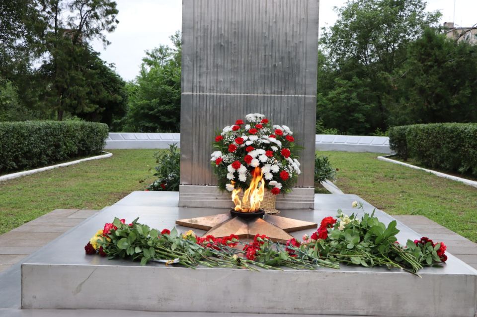 В Лутугино прошла церемония возложения цветов к памятным местам, посвященная Дню памяти и скорби В Лутугино прошла церемония возложения цветов к памятным местам, посвященная Дню памяти и скорби
