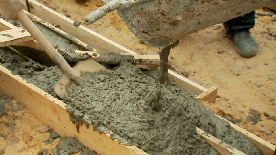 Тюменские строители приступили к заливке бетонным раствором ступеней, которые ведут к памятнику Ленину