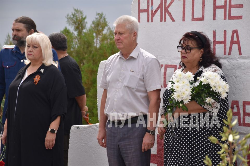 В Краснодоне почтили память краснодонских ополченцев и бойцов Народной милиции ЛНР В Краснодоне почтили память краснодонских ополченцев и бойцов Народной милиции ЛНР
