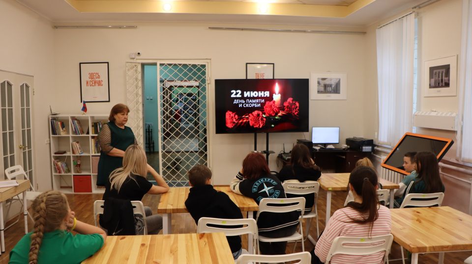 В музее истории города Ровеньки для учащихся Ровеньковской гимназии имени писателя Н.Трублаини проведен исторический час «Тот самый первый день войны» В музее истории города Ровеньки для учащихся Ровеньковской гимназии имени писателя Н.Трублаини проведен исторический час «Тот самый первый день войны»