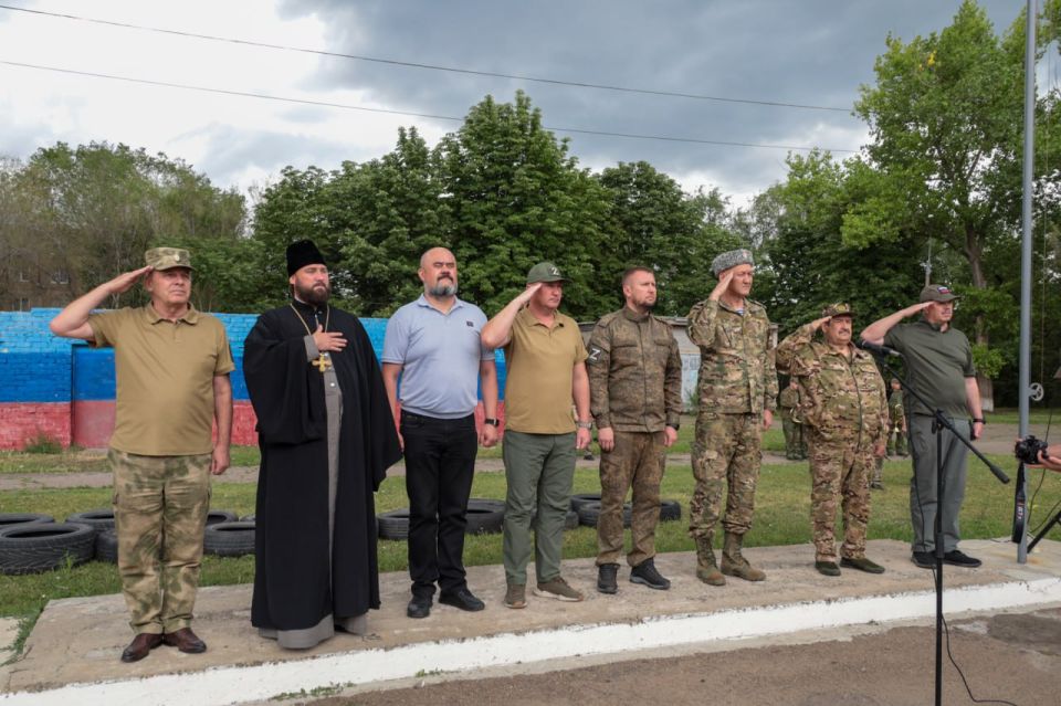Денис Мирошниченко поблагодарил луганских кадетов за помощь в проведении торжественных мероприятий Денис Мирошниченко поблагодарил луганских кадетов за помощь в проведении торжественных мероприятий