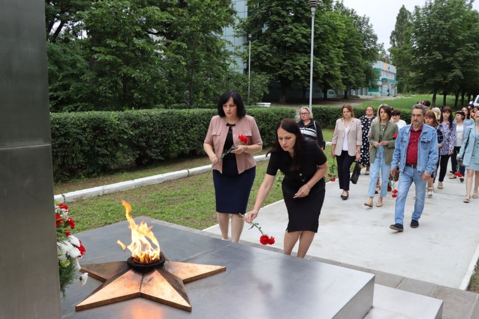 В Лутугино прошла церемония возложения цветов к памятным местам, посвященная Дню памяти и скорби В Лутугино прошла церемония возложения цветов к памятным местам, посвященная Дню памяти и скорби