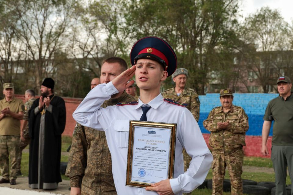 Денис Мирошниченко поблагодарил луганских кадетов за помощь в проведении торжественных мероприятий Денис Мирошниченко поблагодарил луганских кадетов за помощь в проведении торжественных мероприятий