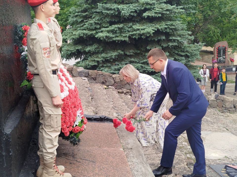 Евгений Морозов: Сегодня, в канун одной из самых трагических дат нашей истории — Дня памяти и скорби, возложил цветы к подножию памятника Неизвестному солдату мемориала «Землякам нашим, за Родину павшим…» Евгений Морозов: Сегодня, в канун одной из самых трагических дат нашей истории — Дня памяти и скорби, возложил цветы к подножию памятника Неизвестному солдату мемориала «Землякам нашим, за Родину павшим…»