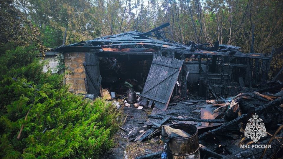 Спасатели МЧС России ликвидировали пожар в Лисичанске Спасатели МЧС России ликвидировали пожар в Лисичанске