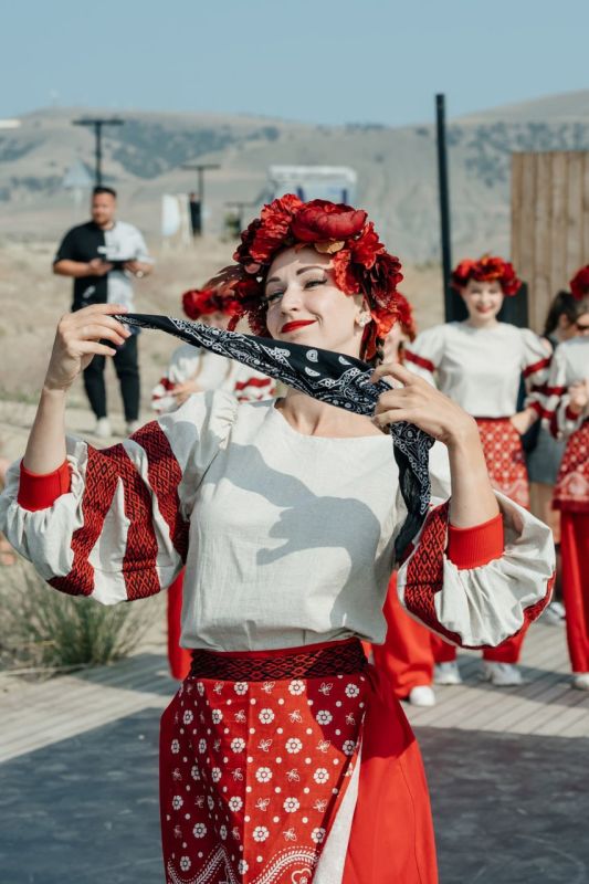 Артисты ансамбля «Рондо» Луганской академической филармонии стали участниками арт-кластера «Таврида» в Крыму Артисты ансамбля «Рондо» Луганской академической филармонии стали участниками арт-кластера «Таврида» в Крыму