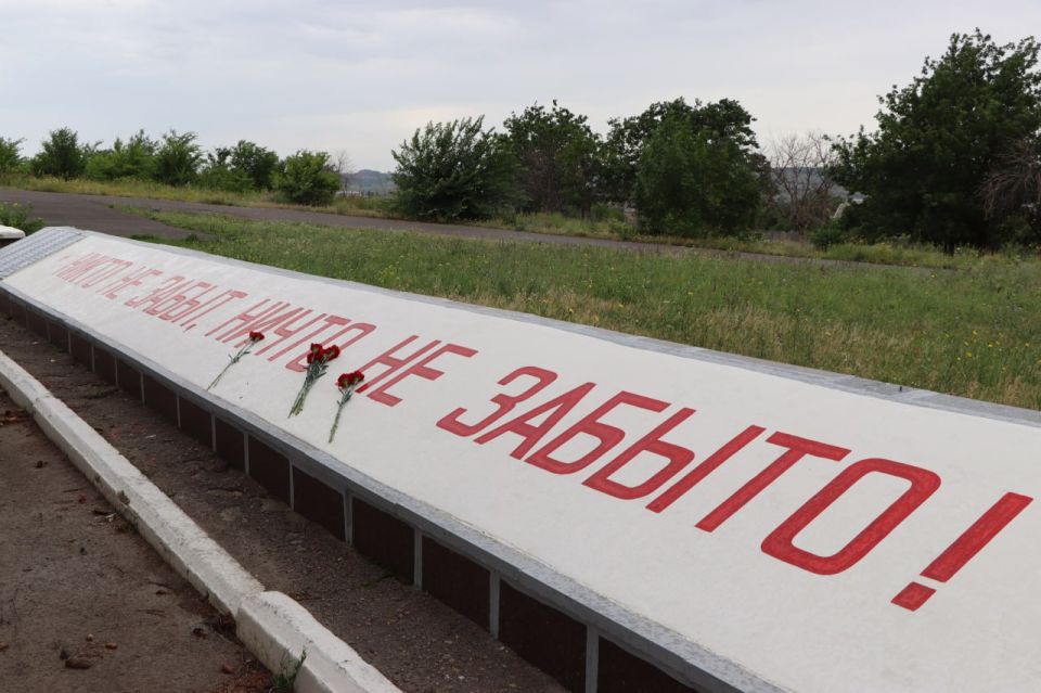 В Лутугино прошла церемония возложения цветов к памятным местам, посвященная Дню памяти и скорби В Лутугино прошла церемония возложения цветов к памятным местам, посвященная Дню памяти и скорби