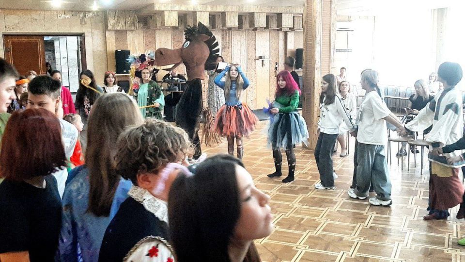 20 июня в ДК имени Горького для участников пришкольного лагеря Ровеньковской гимназии имени писателя Н. Трубланни была проведена развлекательно-игровая программа, которую подготовили и провели воспитанники театрального... 20 июня в ДК имени Горького для участников пришкольного лагеря Ровеньковской гимназии имени писателя Н. Трубланни была проведена развлекательно-игровая программа, которую подготовили и провели воспитанники театрального...