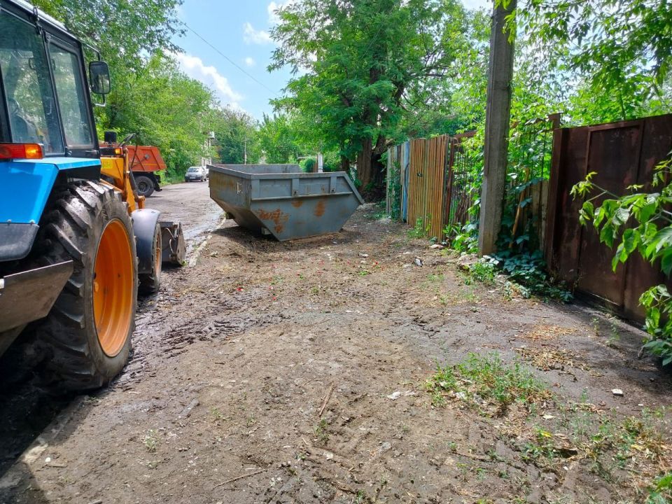 Коммунальщики продолжают трудиться и наводить порядок на городских территориях Коммунальщики продолжают трудиться и наводить порядок на городских территориях