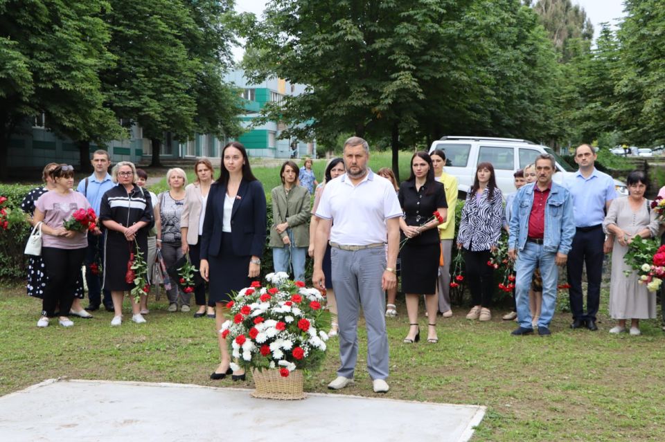 В Лутугино прошла церемония возложения цветов к памятным местам, посвященная Дню памяти и скорби