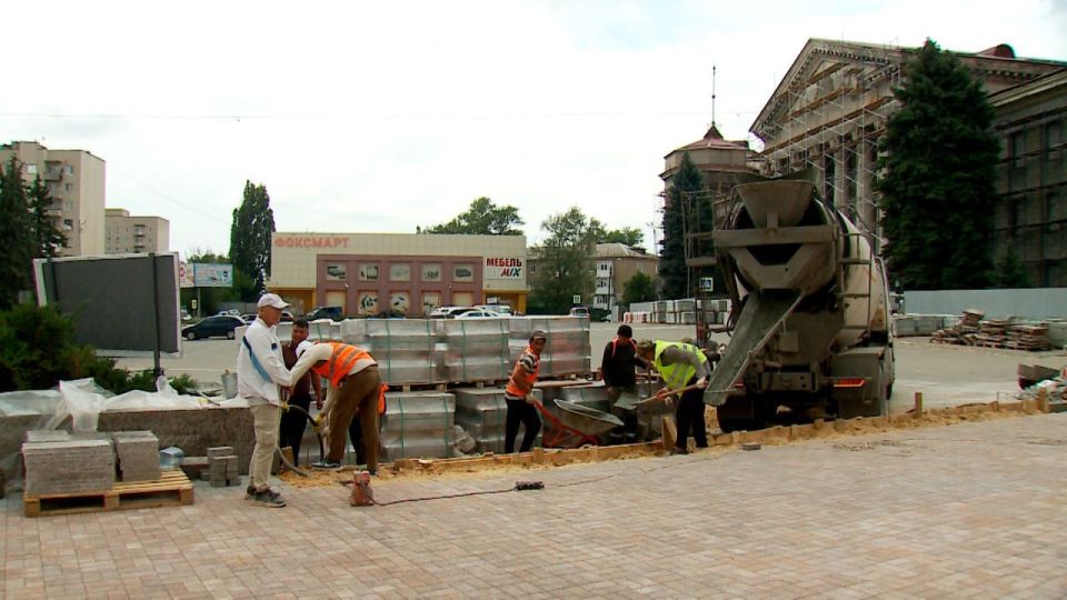 Тюменские строители приступили к заливке бетонным раствором ступеней, которые ведут к памятнику Ленину Тюменские строители приступили к заливке бетонным раствором ступеней, которые ведут к памятнику Ленину