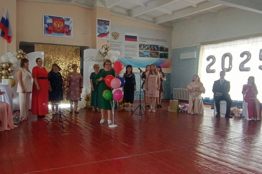 В пгт Шахтерский школа раскрасилась пышными букетами цветов, веселыми улыбками, красивыми нарядами девочек и строгими костюмами юношей В пгт Шахтерский школа раскрасилась пышными букетами цветов, веселыми улыбками, красивыми нарядами девочек и строгими костюмами юношей