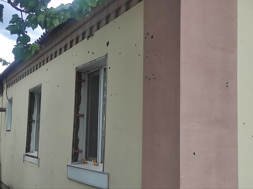 Боевики ВФУ обстреляли поселок Воеводовка под Северодонецком Боевики ВФУ обстреляли поселок Воеводовка под Северодонецком