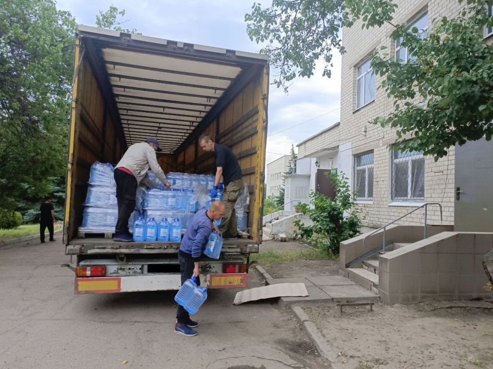Лисичанские единороссы встретили гуманитарный груз от региона-шефа Республики Татарстан Лисичанские единороссы встретили гуманитарный груз от региона-шефа Республики Татарстан