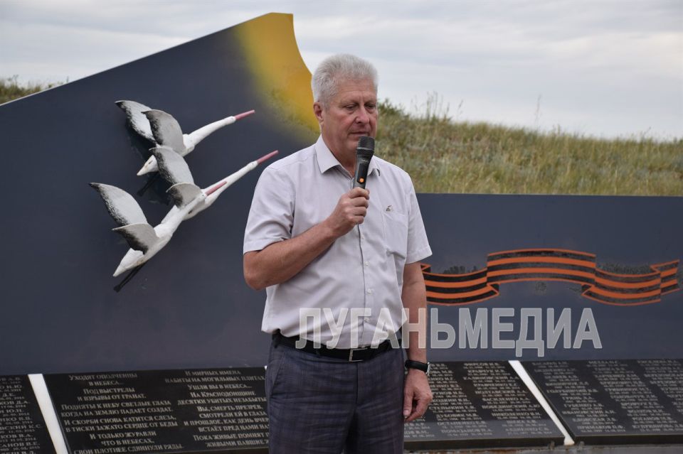 В Краснодоне почтили память краснодонских ополченцев и бойцов Народной милиции ЛНР В Краснодоне почтили память краснодонских ополченцев и бойцов Народной милиции ЛНР