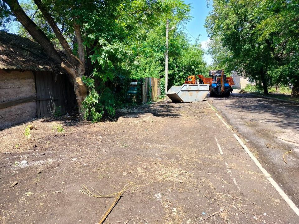 Коммунальщики продолжают трудиться и наводить порядок на городских территориях Коммунальщики продолжают трудиться и наводить порядок на городских территориях