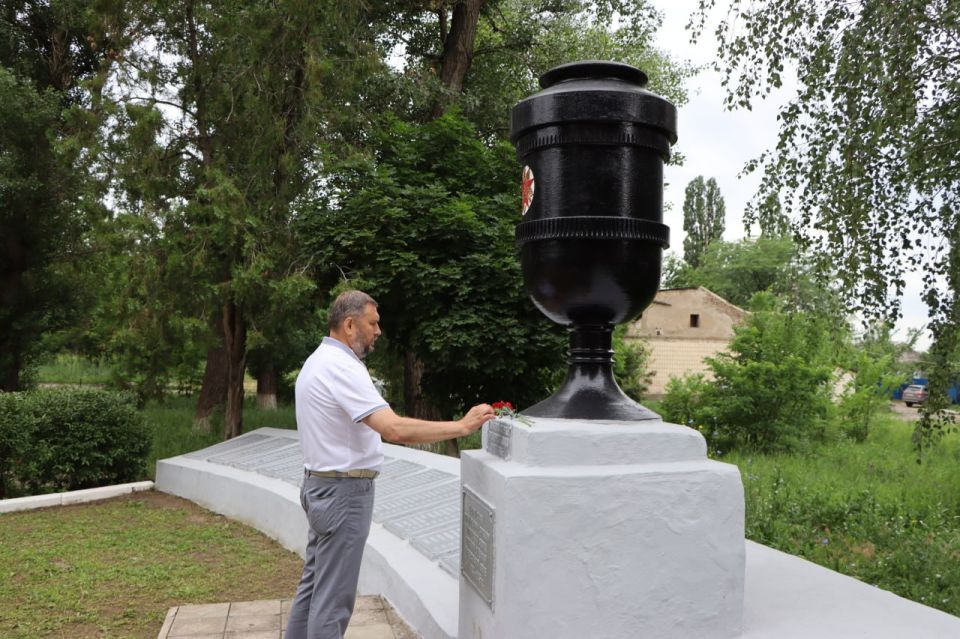 В Лутугино прошла церемония возложения цветов к памятным местам, посвященная Дню памяти и скорби В Лутугино прошла церемония возложения цветов к памятным местам, посвященная Дню памяти и скорби