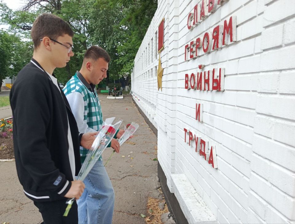 В преддверии Дня памяти и скорби сотрудники отдела молодежи и спорта совместно с Молодежным советом при Администрации города почтили память павших в Великой Отечественной войне В преддверии Дня памяти и скорби сотрудники отдела молодежи и спорта совместно с Молодежным советом при Администрации города почтили память павших в Великой Отечественной войне