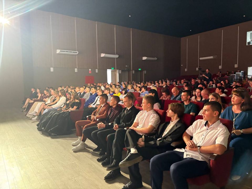 Альберт Зинченко: Сегодня посетил Станично-Луганский Дворец культуры, в нем царила особая атмосфера — атмосфера прощания с детством и начала нового пути Альберт Зинченко: Сегодня посетил Станично-Луганский Дворец культуры, в нем царила особая атмосфера — атмосфера прощания с детством и начала нового пути
