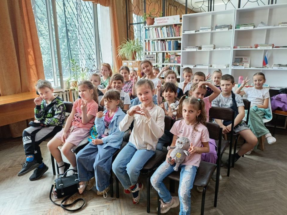 Сотрудники библиотеки - филиал № 13 провели экскурсию "Нескучное лето в библиотеке" для детей средней школы № 28 Сотрудники библиотеки - филиал № 13 провели экскурсию "Нескучное лето в библиотеке" для детей средней школы № 28