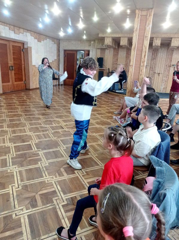 20 июня в ДК имени Горького для участников пришкольного лагеря Ровеньковской гимназии имени писателя Н. Трубланни была проведена развлекательно-игровая программа, которую подготовили и провели воспитанники театрального... 20 июня в ДК имени Горького для участников пришкольного лагеря Ровеньковской гимназии имени писателя Н. Трубланни была проведена развлекательно-игровая программа, которую подготовили и провели воспитанники театрального...