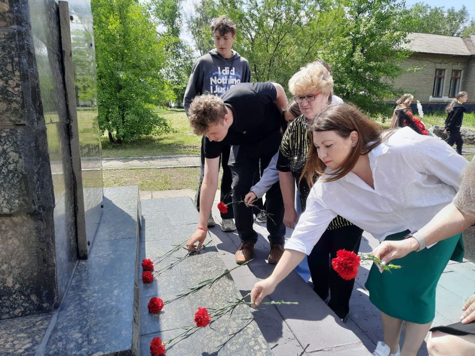 Депутат Совета городского округа города Брянки Юлия Федькина, в рамках проекта "Историческая память" партии "Единая Россия" приняла участие в возложении цветов в канун Дня памяти и скорби к подножию памятника Неизвестному... Депутат Совета городского округа города Брянки Юлия Федькина, в рамках проекта "Историческая память" партии "Единая Россия" приняла участие в возложении цветов в канун Дня памяти и скорби к подножию памятника Неизвестному...